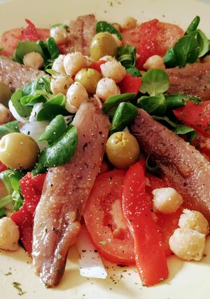 Una foto de Ensalada con garbanzos y sardinas ahumadas