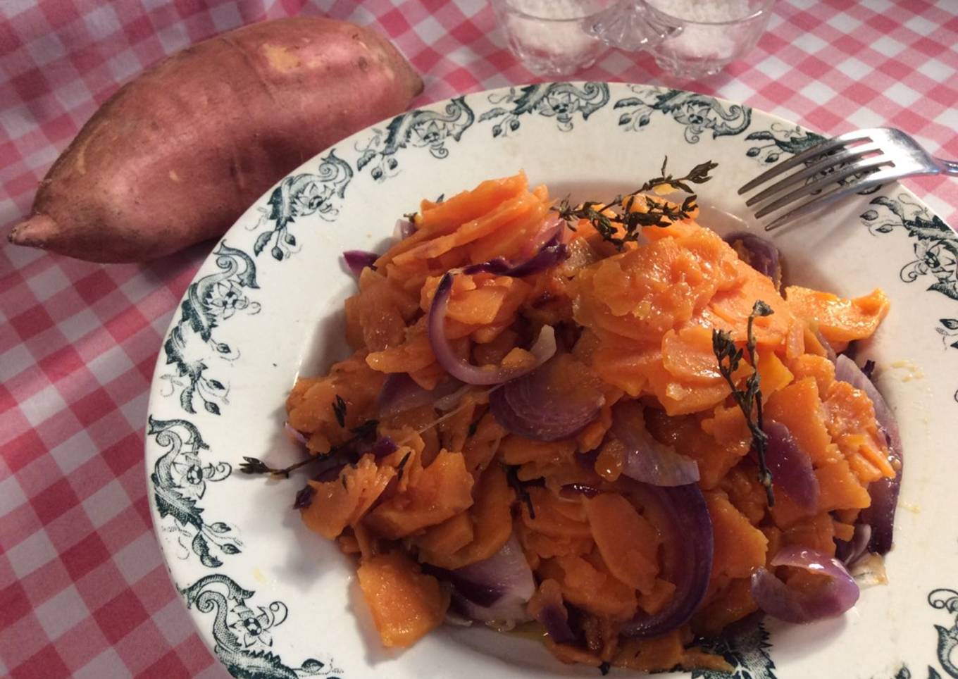 Patate douce đ au thym et aux oignons rouges