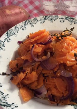 Une photo de Patate douce 🍠 au thym et aux oignons rouges