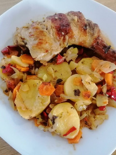 Una foto de Muslos de pollo con papas panaderas y verdura al horno