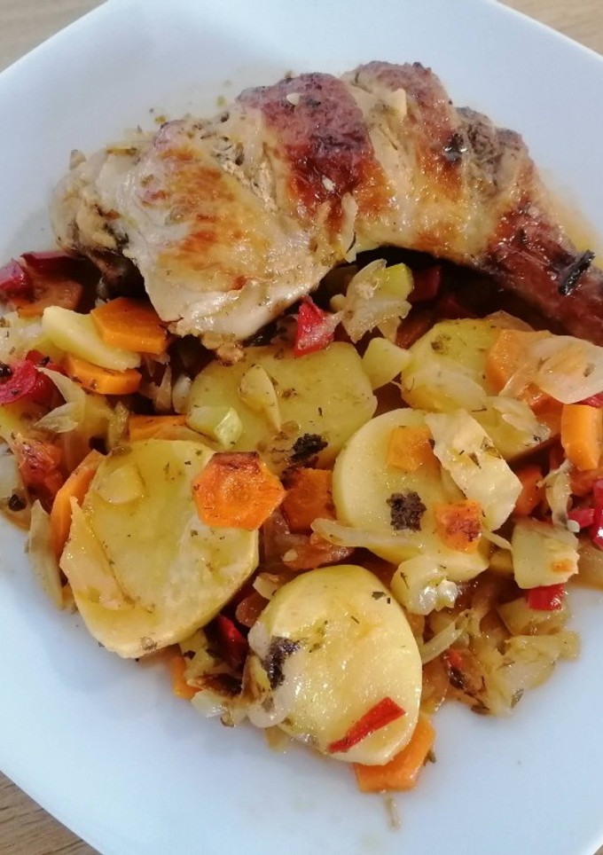 Una foto de Muslos de pollo con papas panaderas y verdura al horno
