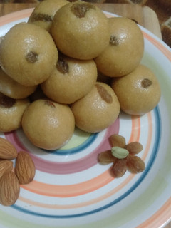 रवा बेसन लाडूूू (rava besan ladoo recipe in marathi) रेसिपी चे मुख्य फोटो