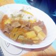 Bistec con papas y nopales en salsa roja
