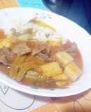 Bistec con papas y nopales en salsa roja