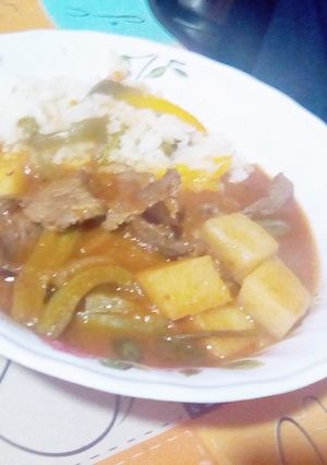 Una foto de Bistec con papas y nopales en salsa roja