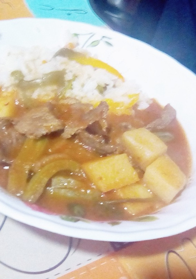 Una foto de Bistec con papas y nopales en salsa roja