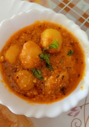 A picture of No onion Garlic Dum aloo.