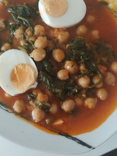 Una foto de Potaje de garbanzos de bote con espinacas y huevo cocido