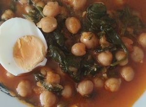 Foto principal de Potaje de garbanzos de bote con espinacas y huevo cocido