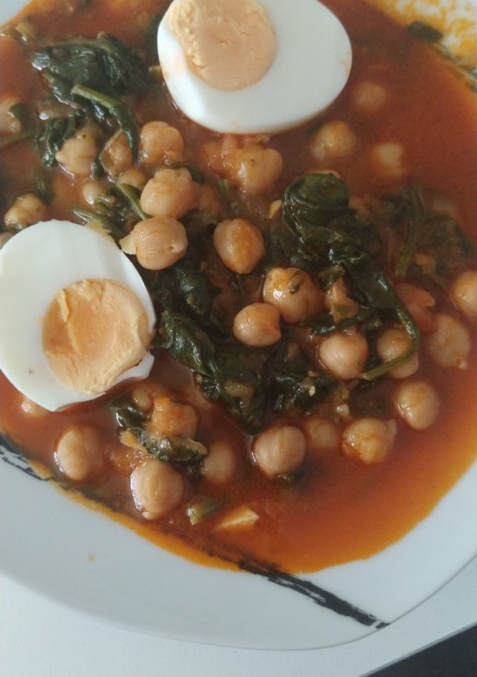 Una foto de Potaje de garbanzos de bote con espinacas y huevo cocido