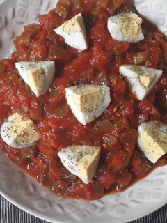 Una foto de Pisto de tomate y pimiento con huevo cocido
