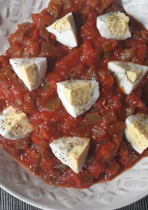 Una foto de Pisto de tomate y pimiento con huevo cocido