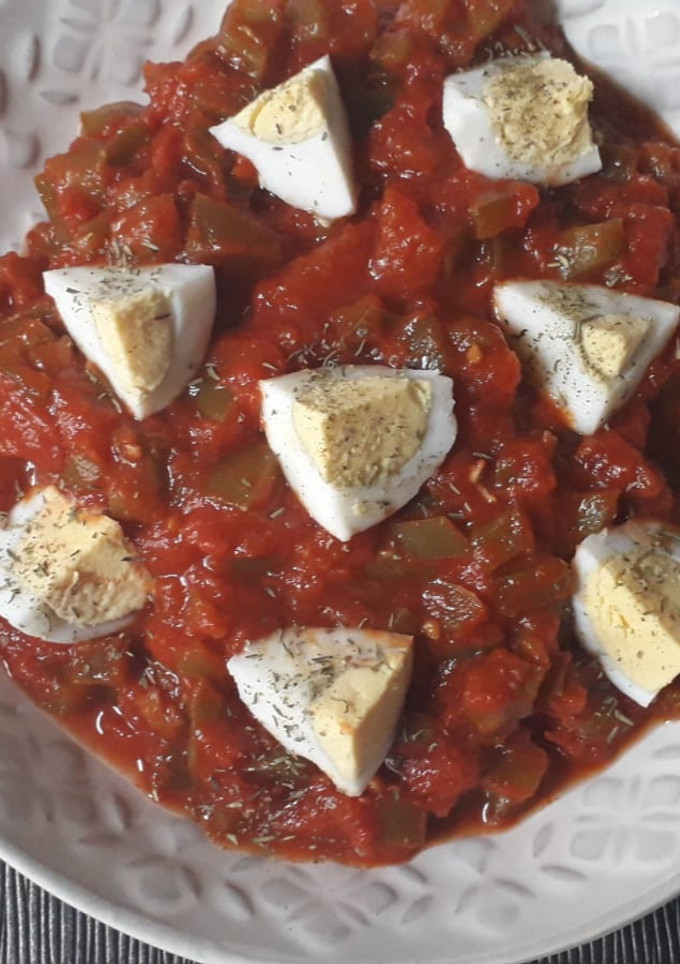 Una foto de Pisto de tomate y pimiento con huevo cocido