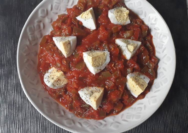 Pisto de tomate y pimiento con huevo cocido