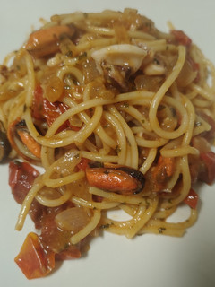 Una foto de Espaguetis con mejillones y chipirones