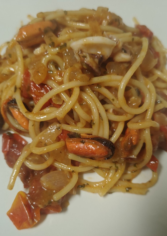 Una foto de Espaguetis con mejillones y chipirones