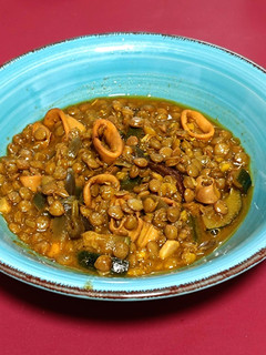 Una foto de Lentejas con calamares y calabacín