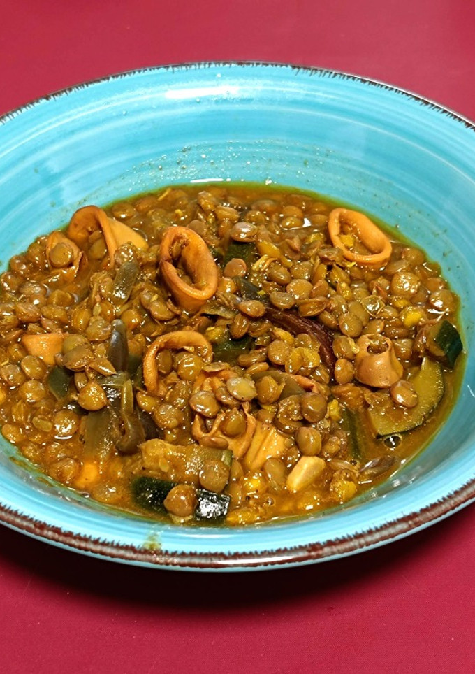Una foto de Lentejas con calamares y calabacín