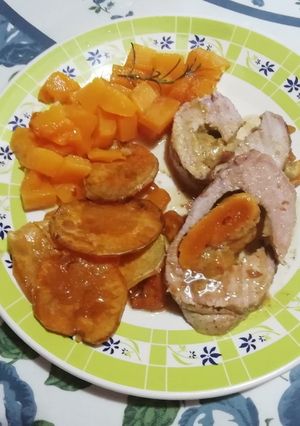 Una foto de Cerdo relleno con orejones al oporto con batatas y calabaza saborizada