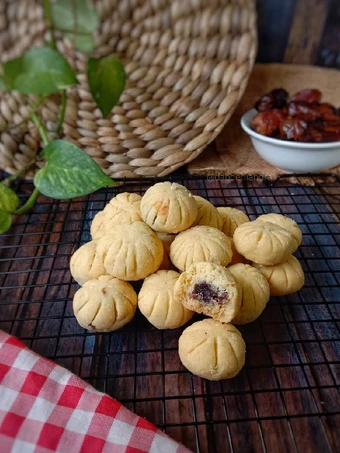 Easy Steps to Prepare Recipes Kue Maamoul (Nastar Kurma Kayu Manis) the Can Spoil the Tongue Perfect.