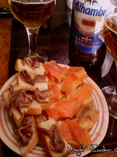 Una foto de Aperitivo de canapés de trucha marinada y anchoas