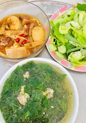 Hình của món Cơm trưa : thịt,trứng kho măng.