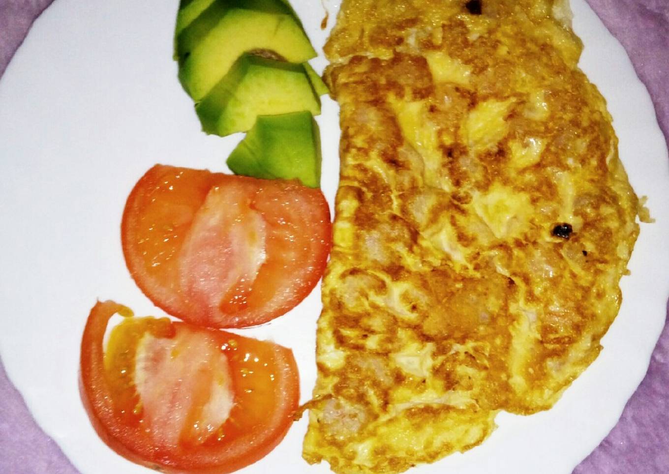 Tortilla de gambas, aguacate y tomate