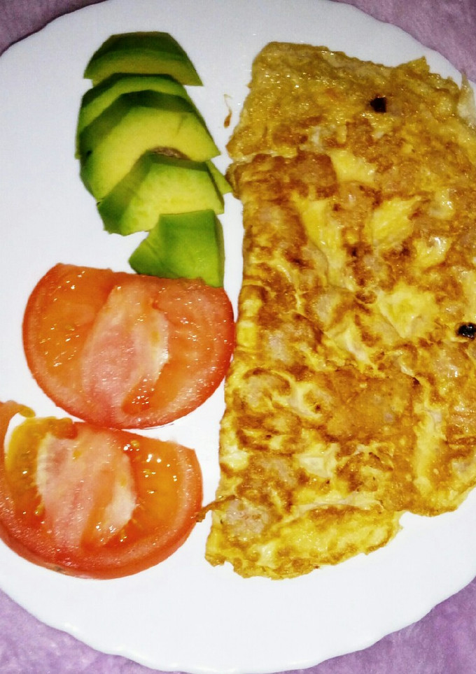 Una foto de Tortilla de gambas, aguacate y tomate