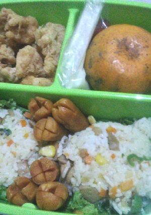 Foto resep Ide bekal sekolah : Nasi goreng seafood ceria