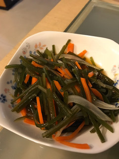 涼拌海帶絲 的食譜成品照片