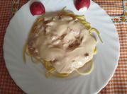 Una foto de pasta integral con bacon