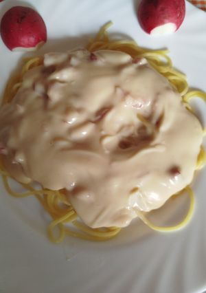 Una foto de Espaguetis con bacon y bechamel a tu gusto