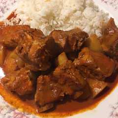 Una foto de Carne de puerco y papas en achiote