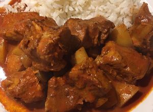 Una foto de Carne de puerco y papas en achiote