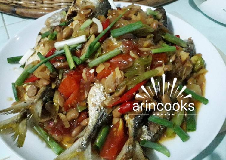 9. Ikan gembung masak tauco