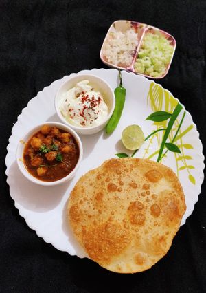 A picture of Chole Bhature.