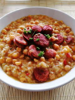 Una foto de Garbanzos con choricillo