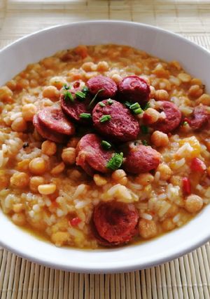 Una foto de Garbanzos con choricillo