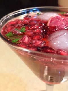 صورة لوصفة موهيتو سهل بالرمان 🌿