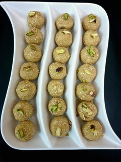 मावा तिल लड्डू (mawa til ladoo recipe in Hindi) रेसिपी मुख्य फोटो