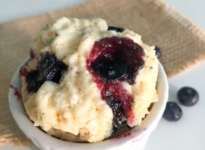 Una foto de Blueberry Mug Cake