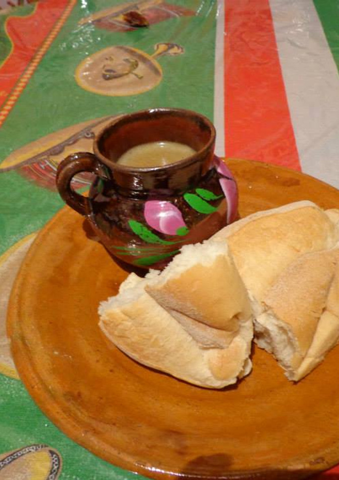 Una foto de Atole de maíz con piloncillo