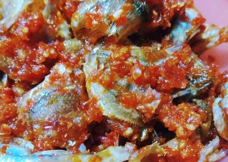 Langkah Mudah untuk Menyiapkan Sambal balado ikan asin Anti Gagal