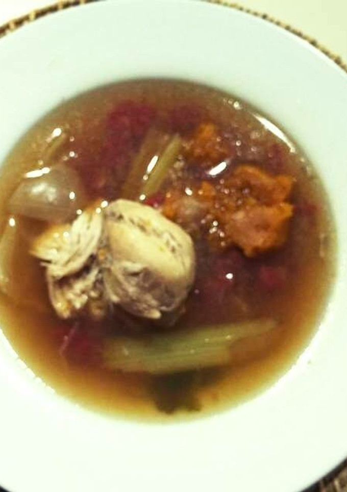Una foto de Caldo Bobo de Pollo y Calabaza