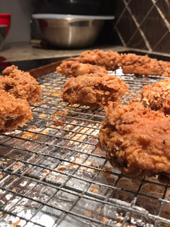 A picture of Kentucky fried chicken wings.