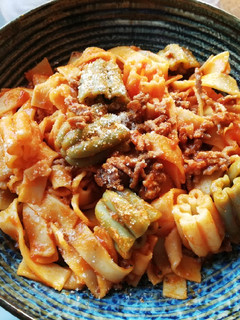 Una foto de Tulipanes de pasta con boloñesa picante🌷