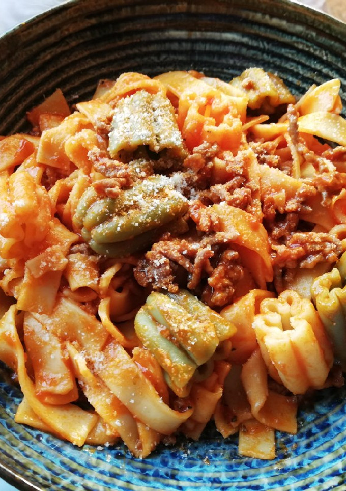 Una foto de Tulipanes de pasta con boloñesa picante🌷