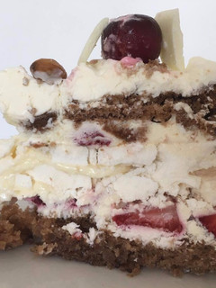 Una foto de Torta de crema, merengue y frutos rojos