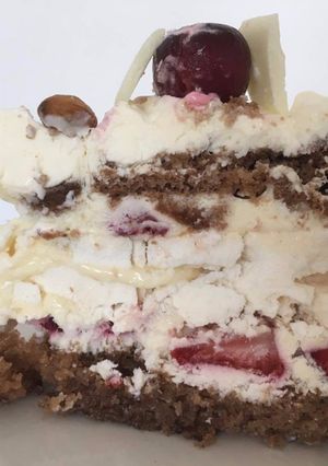 Una foto de Torta de crema, merengue y frutos rojos