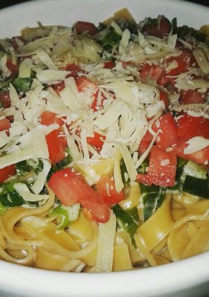 Una foto de Tallarines al huevo con salsa de verdeo, tomate y queso sardo🍝